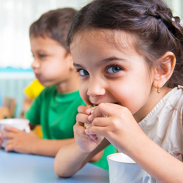 Bambina mangia sano. Alimentazione importante per microbiota sano.