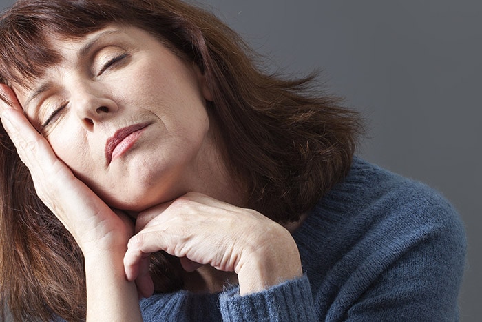 Donna in menopausa fisicamente e mentalmente stanca