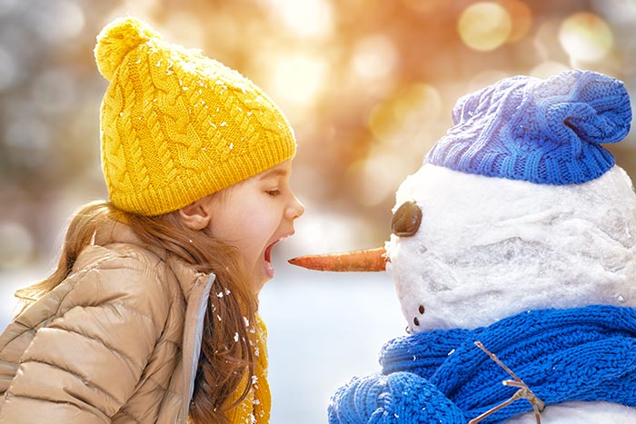 Bambina con raffreddore scherza con naso pupazzo di neve