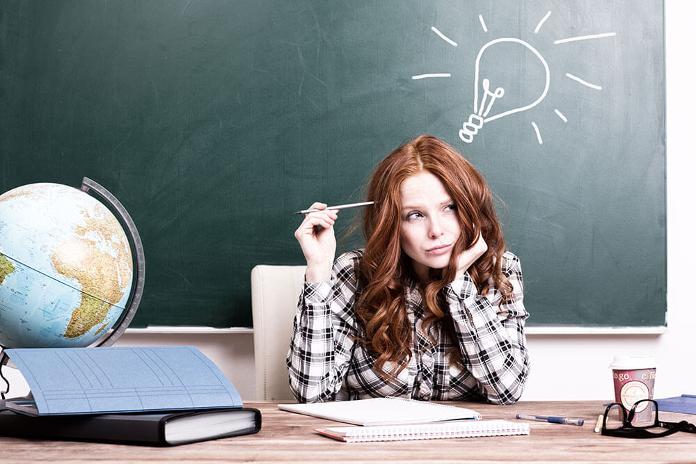 Immagine di studentessa stanca e deconcentrata